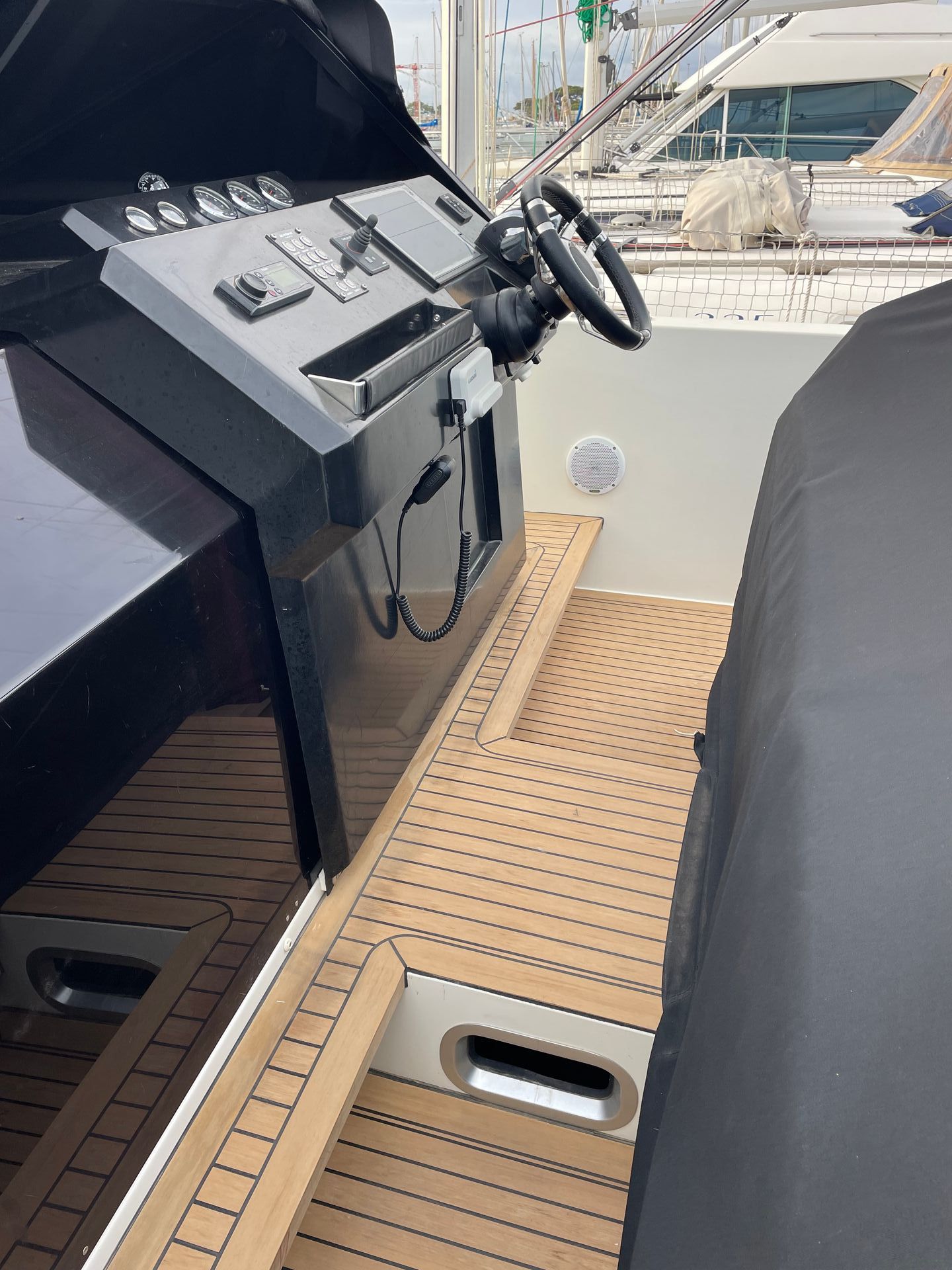 slider 6 De Antonio Yachts D34 Cruiser